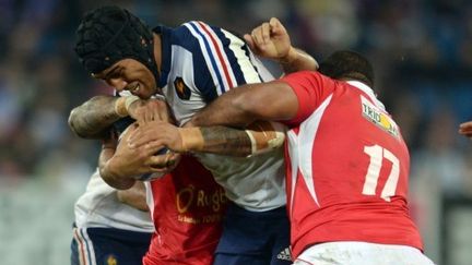 Le Fran&ccedil;ais S&eacute;bastien Vahaamahina tacl&eacute; par le Tongien Taione Vea durant le match du XV de France face aux Tongas le 16 novembre 2013 au Havre.&nbsp; (DAMIEN MEYER / AFP)