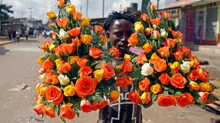 Un vendeur de fleurs à Nairobi au Kenya, le 28 octobre 2017. (REUTERS - THOMAS MUKOYA / X90150)