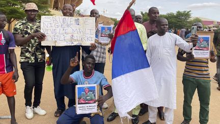 Des militants des putschistes nigériens devant le stade de Niamey (Niger), le 6 août 2023. (SAM MEDNICK / AP / SIPA)