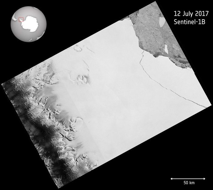 Vue modélisée de la plateforme glacière Larsen C,&nbsp;collée à la péninsule antarctique, avec le détachement de l'iceberg A68.&nbsp; (ESA)