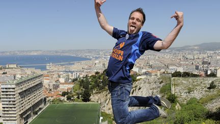 Le sp&eacute;cialiste des vid&eacute;os idiotes, R&eacute;mi Gaillard, pose &agrave; Marseille avec un t-shirt de l'&eacute;quipe de foot de Montpellier, qu'il supporte, le 8 avril 2011. (RUOPPOLO GUILLAUME / MAXPPP)