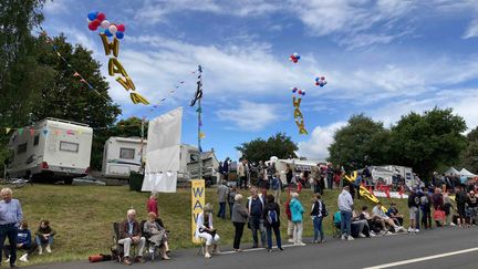 A Lanester, plusieurs centaines de personnes se sont réunies à la sortie du pont du Bonhomme pour acclamer l'enfant du pays, Warren Barguil, le 28 juin 2021. (AH)