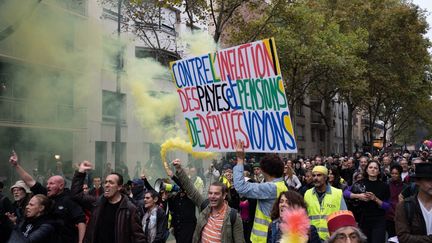 Des manifestants défilent à Paris à l'occasion de la grève interprofessionnelle organisée le 18 octobre 2022. (DELPHINE LEFEBVRE / HANS LUCAS / AFP)