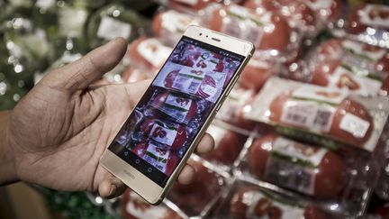 Lorsque l’on scanne le code barre d’un produit dans un magasin de la chaine Hema, appartenant à Alibaba, on obtient entre autre des renseignements sur son origine. (BLOOMBERG / BLOOMBERG / GETTYIMAGES)