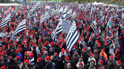 Les Bonnets rouges rassembl&eacute;s &agrave; Carhaix, samedi 30 novembre. (FRED TANNEAU / AFP)