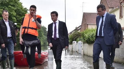 Manuel Valls visite un quartier de Crosne (Essonne) touché par les inondations, le 4 juin 2016. (ALAIN JOCARD / AFP)