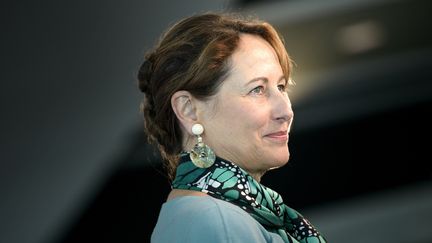 La ministre de l'Ecologie, S&eacute;gol&egrave;ne Royal, lors d'une conf&eacute;rence de presse au Newseum de Washington (Etats-Unis), le 9 juin 2015. (BRENDAN SMIALOWSKI / AFP)