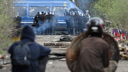 Des zadistes font face aux gendarmes à Notre-Dame-des-Landes, le 12 avril. (FRED TANNEAU / AFP)