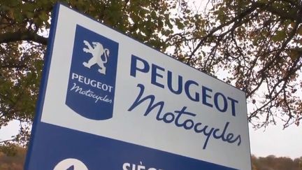 Un panneau à l'entrée de l'usine Peugeot&nbsp;dans le Doubs. (FRANCE 3)