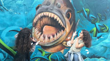 Satine et Calie découvrent le quartier de la Butte aux Cailles et son street art, dans le 13ème arrondissement de Paris. (INGRID POHU / RADIO FRANCE)