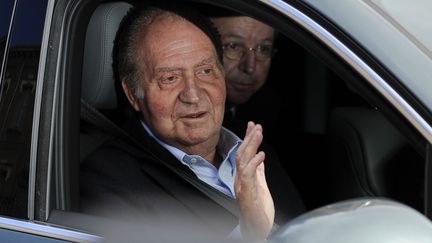 Le roi d'Espagne Juan Carlos sort de l'h&ocirc;pital de Madrid, le 9 mars 2013. (PEDRO ARMESTRE / AFP)