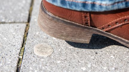 Un vieux chewing-gum abandonné sur un trottoir (illustration). (CAROLINE SEIDEL / DPA)