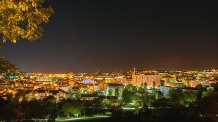 La question de l'éclairage public est centrale, comme ici à Aurillac.&nbsp; (JEREMIE FULLERINGER / MAXPPP)