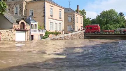 Intempéries : placée en alerte rouge, la Mayenne victime d'une crue "historique" (France 2)