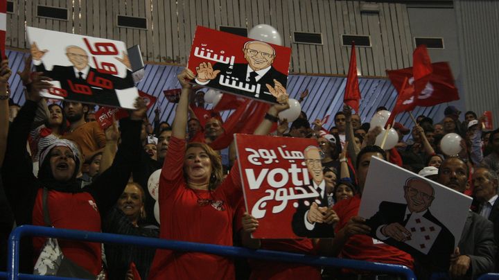 Des partisans de B&eacute;ji Ca&iuml;d Essebsi lors d'un meeting &agrave; Tunis, le 15 novembre 2014. (GAEL COGNE / FRANCETV INFO)