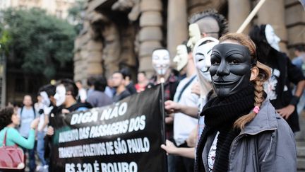 Les premi&egrave;res manifestations d'ampleur sont organis&eacute;es &agrave; Sao Paulo (Br&eacute;sil),&nbsp;le 6 juin 2013, jour o&ugrave; le prix du ticket de m&eacute;tro et de bus est pass&eacute; de 3 &agrave; 3,20 r&eacute;aux (1,05 &agrave; 1,12 euro). (ADRIANO LIMA / BRAZIL PHOTO PRESS / AFP)