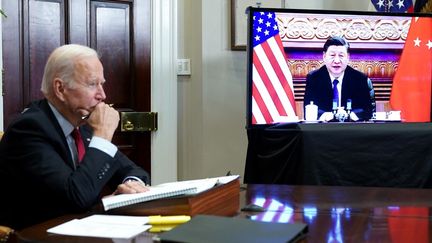 Le président américain Joe Biden en réunion virtuelle avec le président chinois Xi Jinping, le 15 novembre 2021, à la Maison Blanche à Washington. (MANDEL NGAN / AFP)