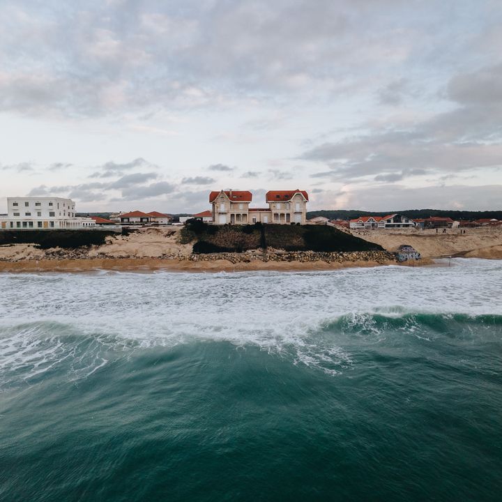 Les maisons jumelles et le grand hôtel de la plage&nbsp;de Biscarrosse (Landes), le 15 janvier 2021. (PIERRE MOREL / FRANCEINFO)