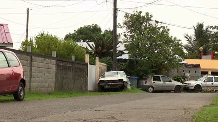 On ne compte plus les épaves de voitures abandonnées sur les bords de routes en Martinique. Un véritable fléau. La situation est en passe de changer. La chasse aux épaves est lancée. (CAPTURE D'ÉCRAN FRANCE 3)