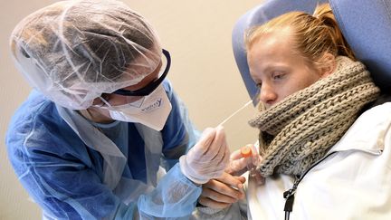 Une infirmière réalise un test PCR à Valenciennes (Nord), le 5 novembre 2020. (FRANCOIS LO PRESTI / AFP)