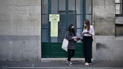 Deux lycéennes dans un lycée du 16e arrondissement de Paris découvrent les résultats du baccalauréat, le 7 juillet 2020. (MARTIN BUREAU / AFP)