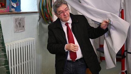 Jean-Luc Mélenchon vote au second tour de l'élection présidentielle à Marseille, le dimanche 24 avril 2022. (CHRISTOPHE SIMON / AFP)