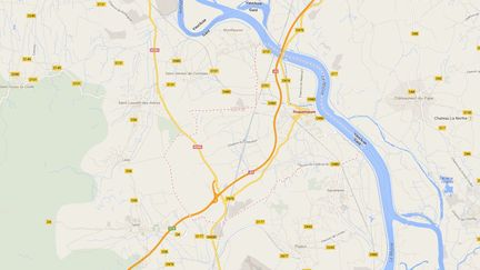 Quelque 80 gendarmes ont &eacute;t&eacute; d&eacute;ploy&eacute;s &agrave; Roquemaure (Gard) pour veiller toute la nuit, de samedi &agrave; dimanche 27 juillet. ( GOOGLE MAPS / FRANCETV INFO )