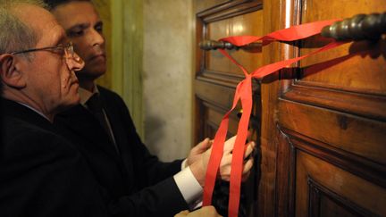 Des scell&eacute;s sont pos&eacute;s sur la porte des appartement du pape Beno&icirc;t XVI apr&egrave;s que celui-ci a d&eacute;missionn&eacute; de sa fonction,&nbsp;Vatican, le 28 f&eacute;vrier 2013. (OSSERVATORE ROMANO / AFP)