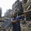 Un Palestinien montre un immeuble détruit par une frappe israélienne dans le camp de réfugiés de Jabalia, dans la bande de Gaza, le 11 octobre 2023. (MAHMUD HAMS / AFP)