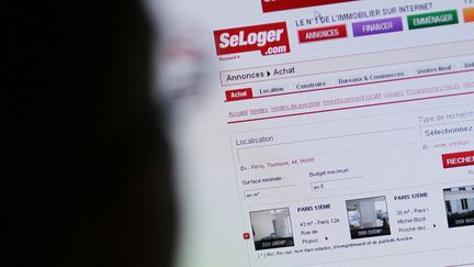 Un homme en train de consulter le site immobilier SeLoger.com, à Paris, le 18 janvier 2011. (THOMAS COEX / AFP)