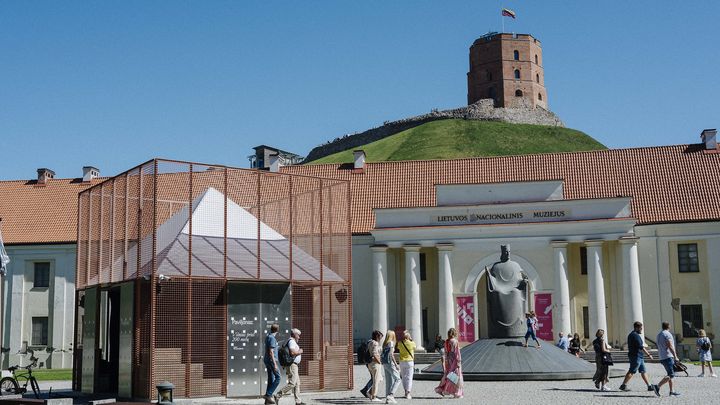 La tour de Gediminas, dernier vestige de l'ancien château de Vilnius, avec le musée national de Vilnius au premier plan. (JAN SCHMIDT / MAXPPP)