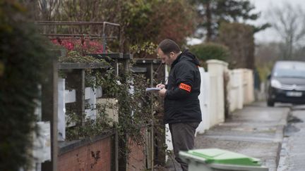 Un policier devant le pavillon de la famille Troadec, le 27 février 2017 à Orvault (Loire-Atlantique). (SEBASTIEN SALOM-GOMIS / SIPA)