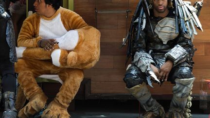 Des artistes de rue font une pause entre deux performances &agrave; Times Square alors que la temp&eacute;rature d&eacute;passe les 38&deg;C &agrave; New York (Etats-Unis), le 19 juillet 2013. (DON EMMERT / AFP)