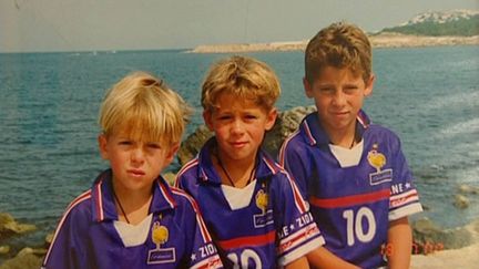 Les frères Kylian, Thorgan et Eden Hazard (à droite) avec le maillot de Zinédine Zidane, pendant leurs vacances. (CAPTURE D'ECRAN TWITTER)