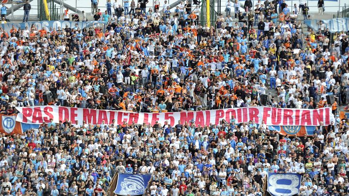 Les supporters de Marseille affichent une banderole : "Pas de match le 5 mai pour Furiani", le 4 mai 2013.&nbsp; (GERARD JULIEN / AFP)