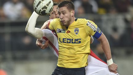 Pierre Gibaud (Sochaux) à la lutte avec Guido Carrillo (Monaco) (SEBASTIEN BOZON / AFP)