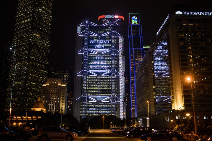 Un message de soutien aux victimes de l'attentat de Manchester est affiché sur le bâtiment du siège d'HSBC à Hong Kong, le 23 mai 2017.&nbsp; (ANTHONY WALLACE / AFP)