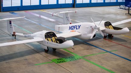 11 décembre 2020. Baden-Wuerttemberg, Stuttgart :&nbsp;Cet avion à hydrogène de la compagnie&nbsp;H2Fly, dans un hangar de l'aéroport de Stuttgart, a été le premier avion pouvant transporter 4 passagers et propulsé à l'hydrogène et à l'électricité. Les premiers avions à hydrogène sont en cours de conception et les premiers avions électriques sont prévus pour 2035.(Illustration) (DPA / PICTURE ALLIANCE VIA GETTY IMAGES)