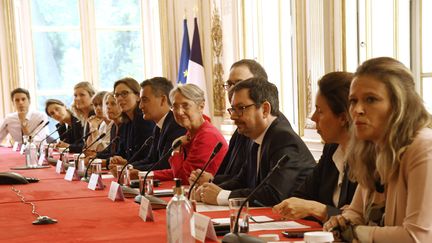 La&nbsp;Première ministre Elisabeth Borne entourée par son gouvernement lors d'une réunion de travail à Matignon le 21 juin 2022. (GIANCARLO GORASSINI / POOL / SIPA)