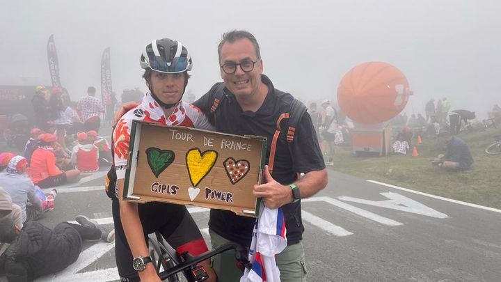 Pierre-Cyrille et Thomas, père et fils, ont donné de la voix pour encourager les coureuses dans un virage à 1km de l'arrivée. (APOLLINE MERLE / FRANCEINFO SPORT)