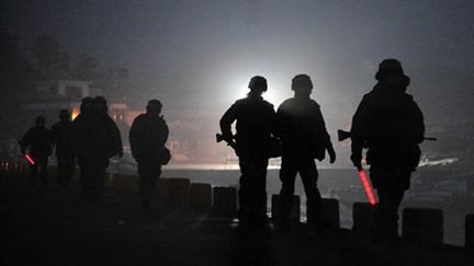 Des marines sud-coréens patrouillent sur l'île de Yeonpyeong (AFP - KOREA POOL)