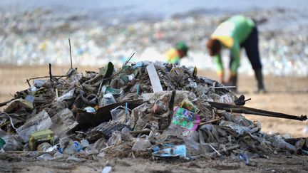 Des déchets sur l'île touristique de Bali en Indonésie, le 19 décembre 2017. (SONNY TUMBELAKA / AFP)