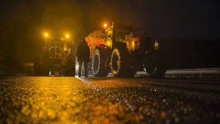 Des agriculteurs bretons s'apprêtent à bloquer la RN12 à Plounevez-Moëdec (Côtes-d'Armor), le 27 janvier 2016. (MAXPPP)