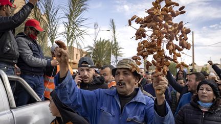 Manifestation à Figuig (Maroc) le 18 mars 2021,&nbsp;après l'interdiction&nbsp;pour&nbsp;les ressortissants marocains d'exploiter la palmeraie algérienne d'El Arja. (FADEL SENNA / AFP)