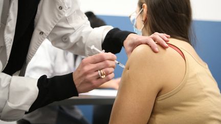 Vaccination&nbsp;contre le Covid à&nbsp;Sarrola-Carcopino (Corse-du-Sud), en janvier 2022. (PASCAL POCHARD-CASABIANCA / AFP)