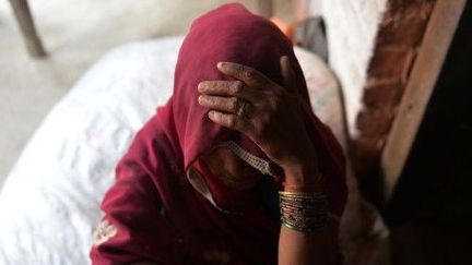 La mère d'une de deux filles retrouvées pendues à Katra Sadatganj, un village du nord de l'Inde, ne peut cacher son désespoir. (AFP PHOTO / CHANDAN KHANNA)