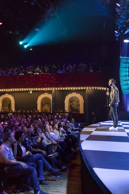 Mathieu Madénian lors de son passage sur la scène du Bataclan pour le spectacle "Etat d'urgence", le 21 octobre 2017. (BENJAMIN BOCCAS / KADER AOUN PRODUCTIONS)