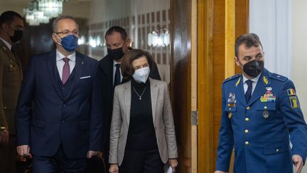 Le ministre de la Défense roumain, Vasile Dancu, et son homologue française Florence Parly à Bucarest, le 27 janvier 2022. (ANDREI PUNGOVSCHI / AFP)