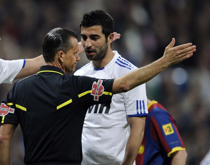 L'arbitre Cesar Mu&ntilde;iz Fernandez donne un carton jaune au Madril&egrave;ne Ra&uacute;l Albiol, lors du match Real Madrid-Barcelone du 16 avril 2011, &agrave; Madrid (Espagne). (DOMINIQUE FAGET / AFP)