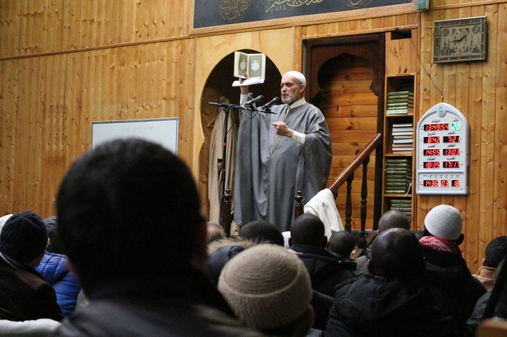 L'imam Larbi Kechat lors de la grande pri&egrave;re du vendredi, le 9 janvier 2015 &agrave; la mosqu&eacute;e Adda'wa (Paris). (BENOIT ZAGDOUN / FRANCETV INFO)